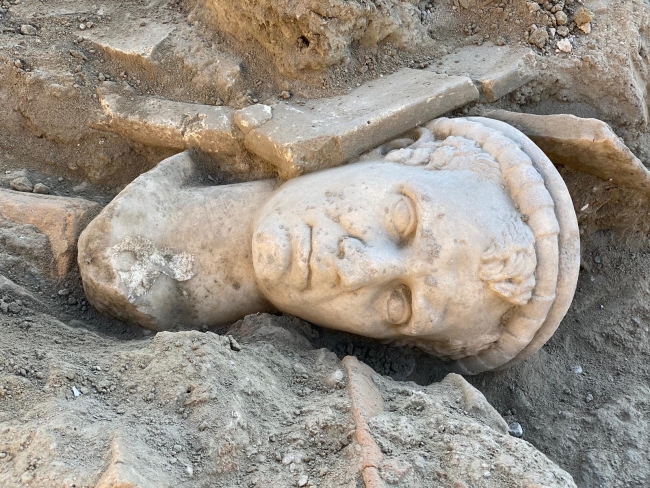 Laodikya Antik Kenti’nde devam eden kazılarda çıkan rahip başı heykeli. Fotoğraf: AA